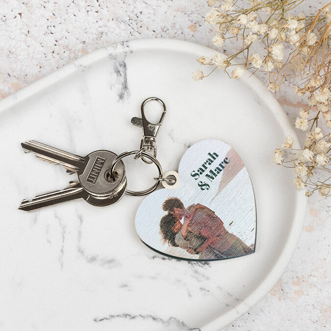 Llavero madera personalizado con forma de corazón