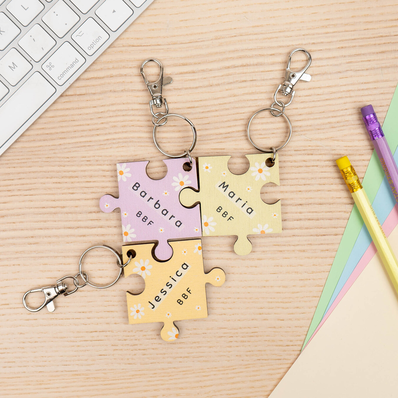 Llavero madera personalizado con forma de pieza de puzzle
