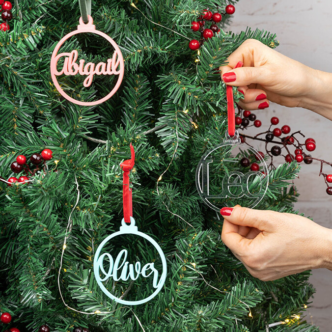 Weihnachtsschmuck aus Acrylglas mit personalisiertem Namen