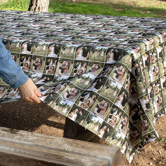 Detail einer Stoff-Tischdecke mit Druck