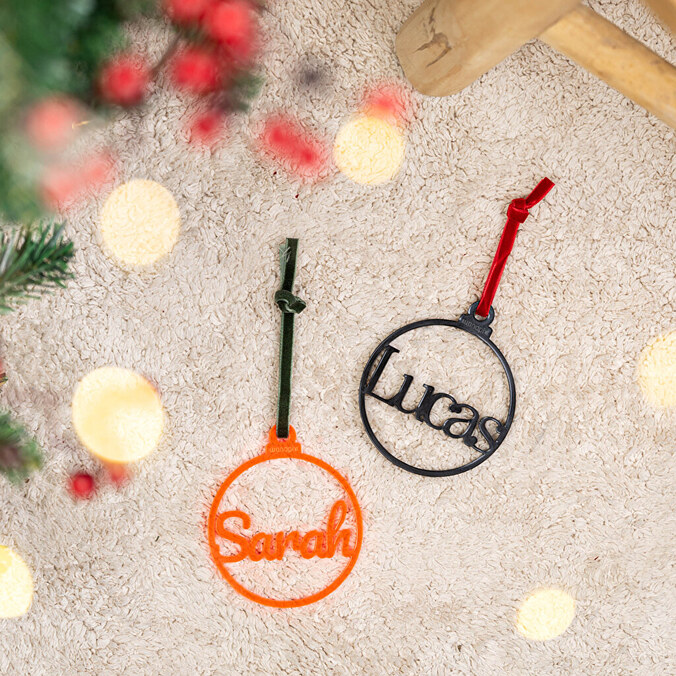 Weihnachtsschmuck aus Acrylglas mit personalisiertem Namen
