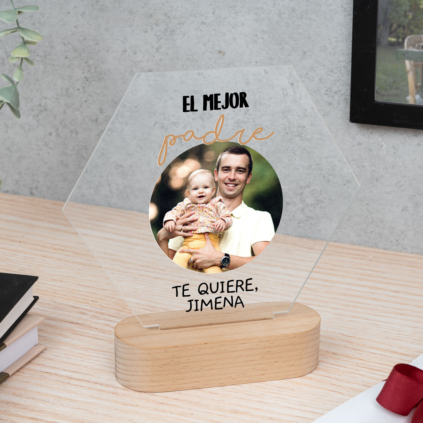 Trofeo de metacrilato hexagonal personalizado con base madera