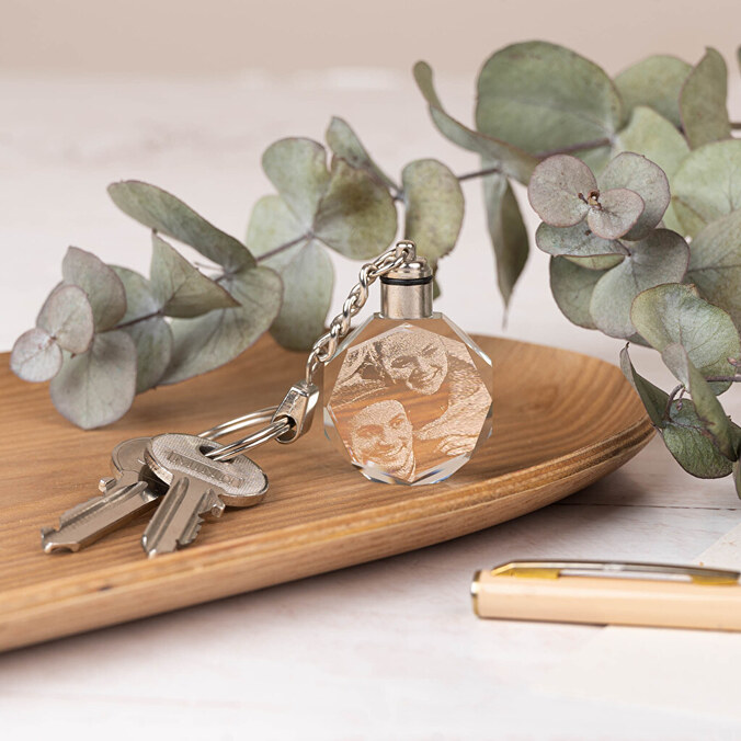 3D Schlüsselanhänger aus Glas mit Licht und Gravur