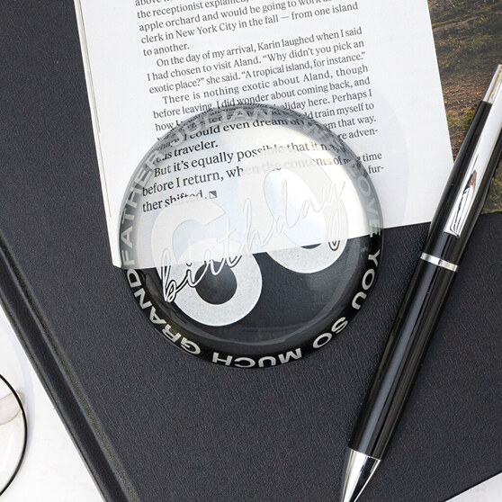 Loupe hémisphère personnalisée en cristal gravée Loupe hémisphère personnalisée en cristal gravée