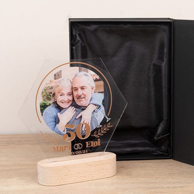 Sechseckige Trophäe mit Holzsockel