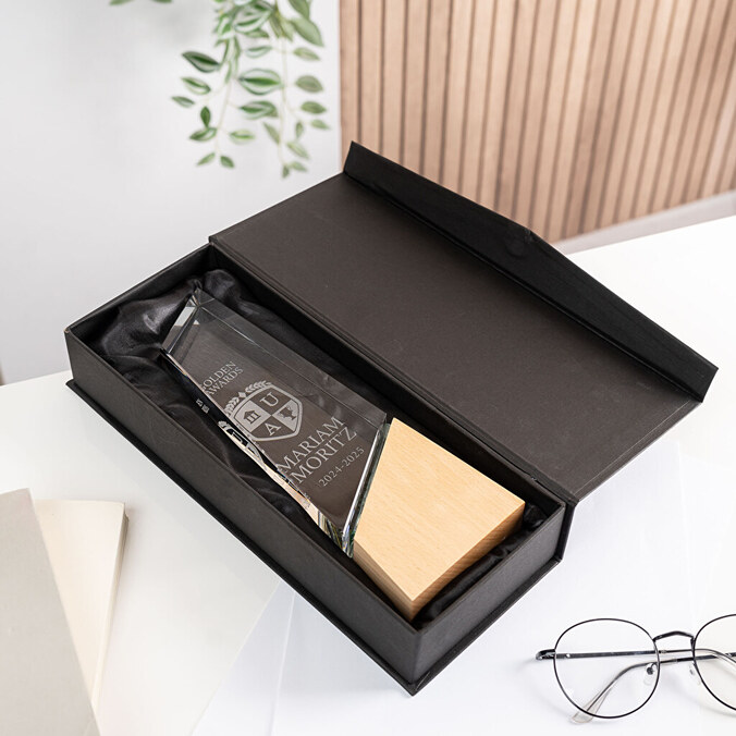 Premium langwerpige glazen trofee gegraveerd