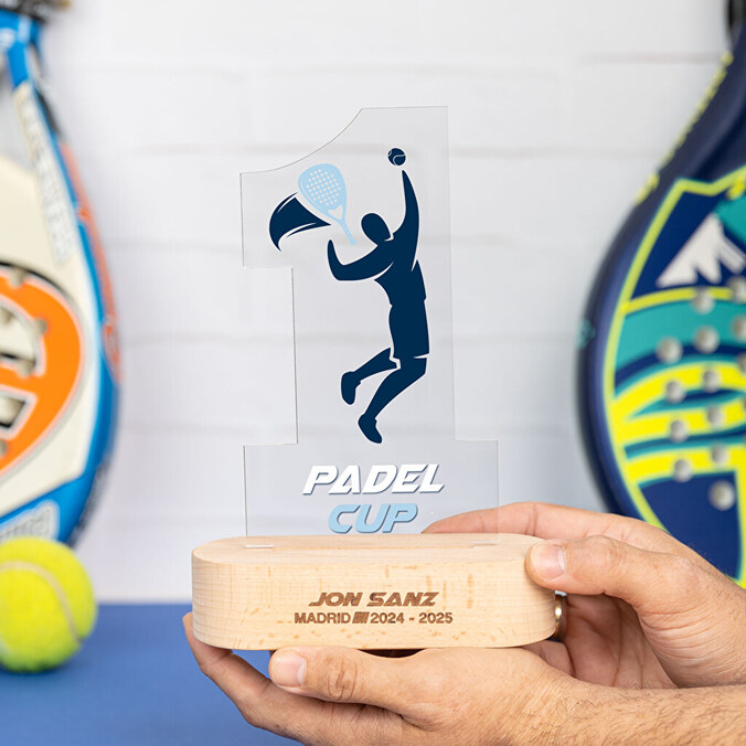 Personalizovaná trofej z metakrylátu číslo 1 s dřevěným podstavcem