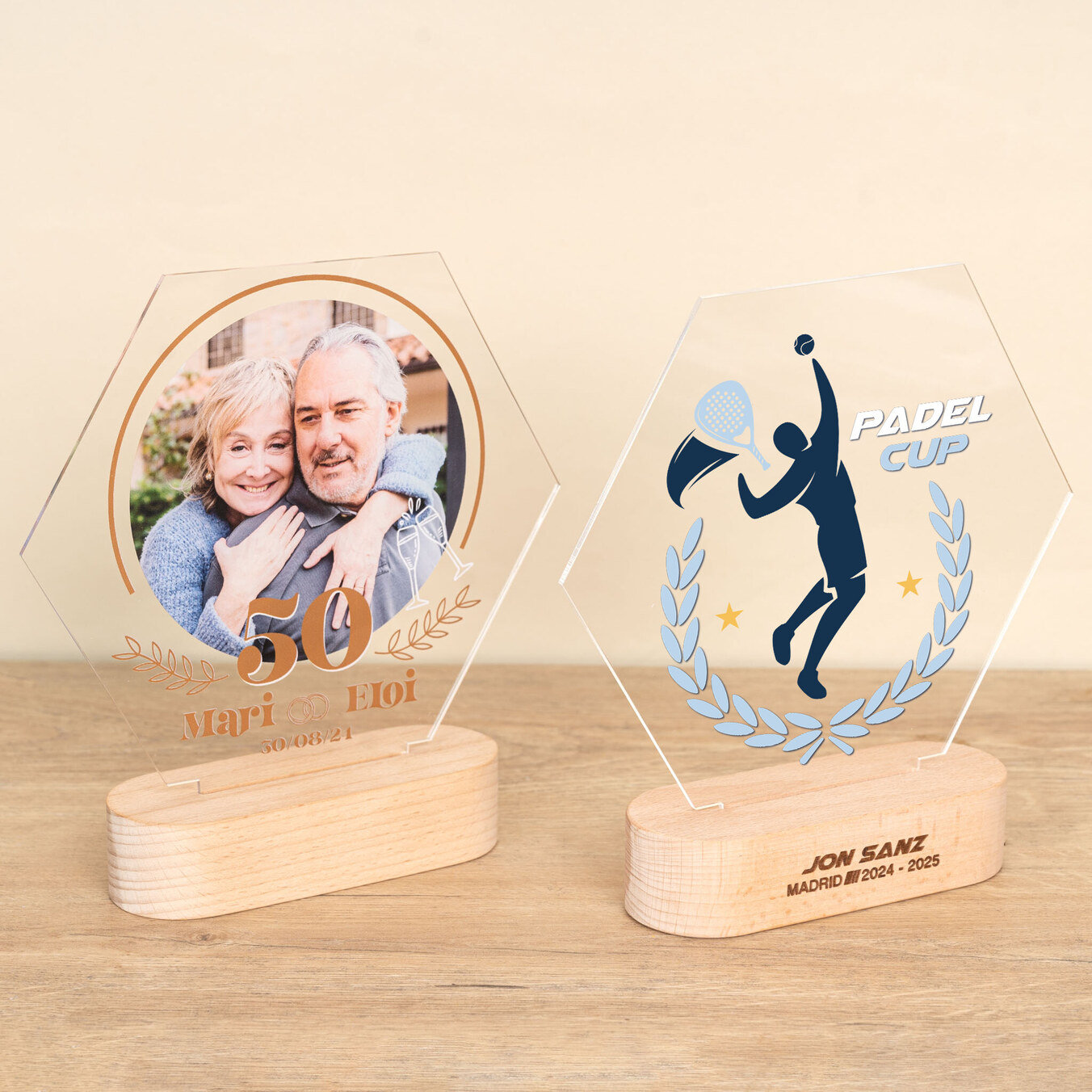 Trofeo de metacrilato hexagonal personalizado con base madera