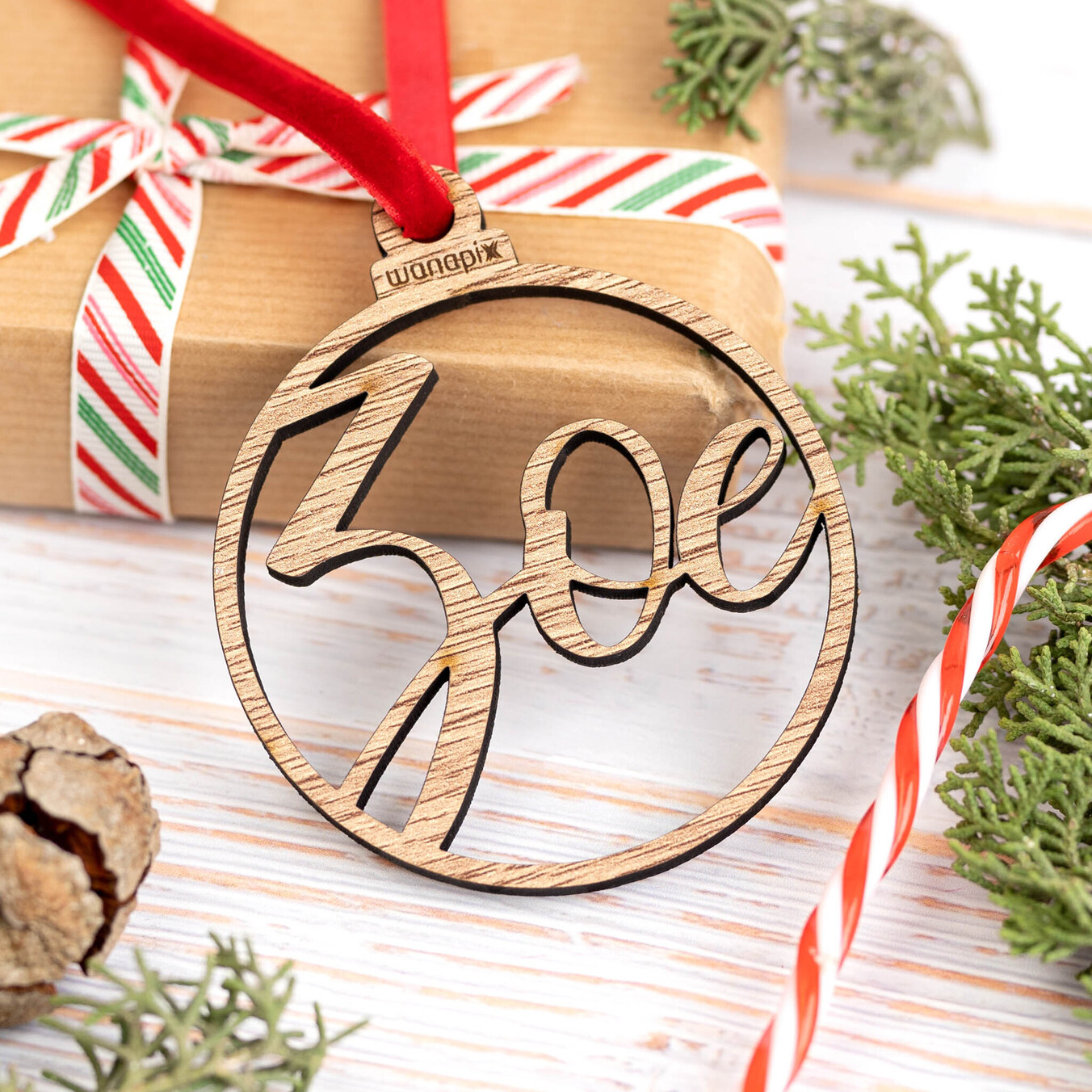 Enfeite de Natal em madeira de carvalho com nome personalizado