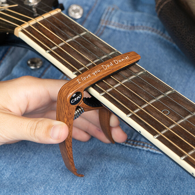 Gegraveerde gitaar capo