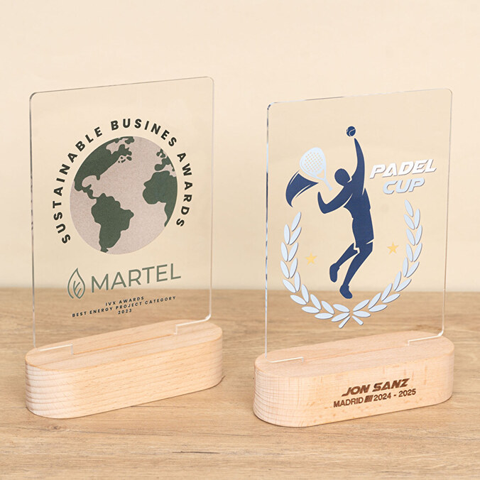 Trofeo in plexiglass personalizzato con base in legno