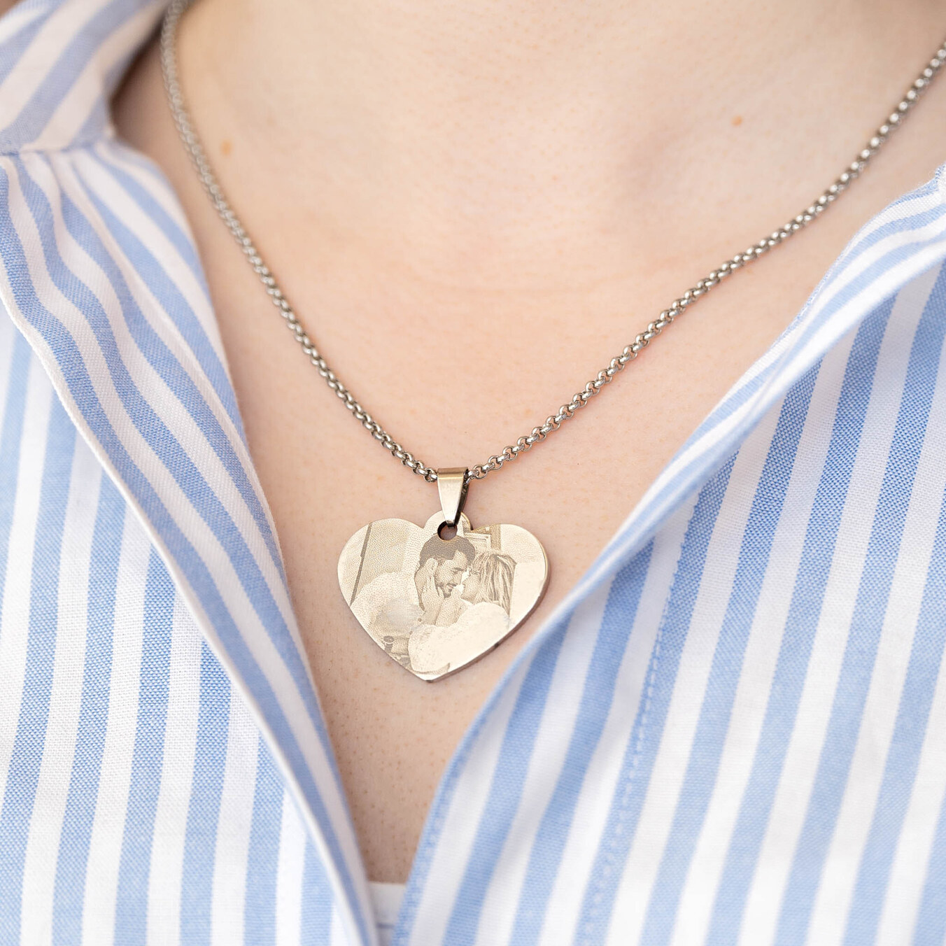 Graverat hängsmycke med hjärta